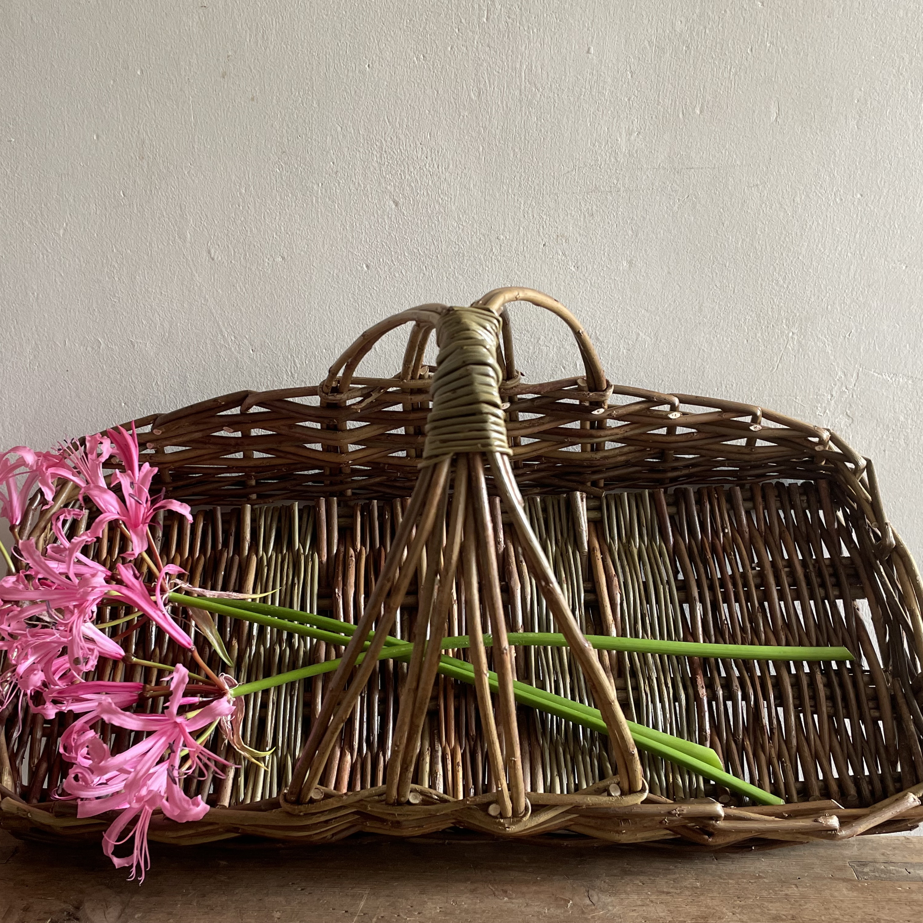 Flower Basket Facing Square-min